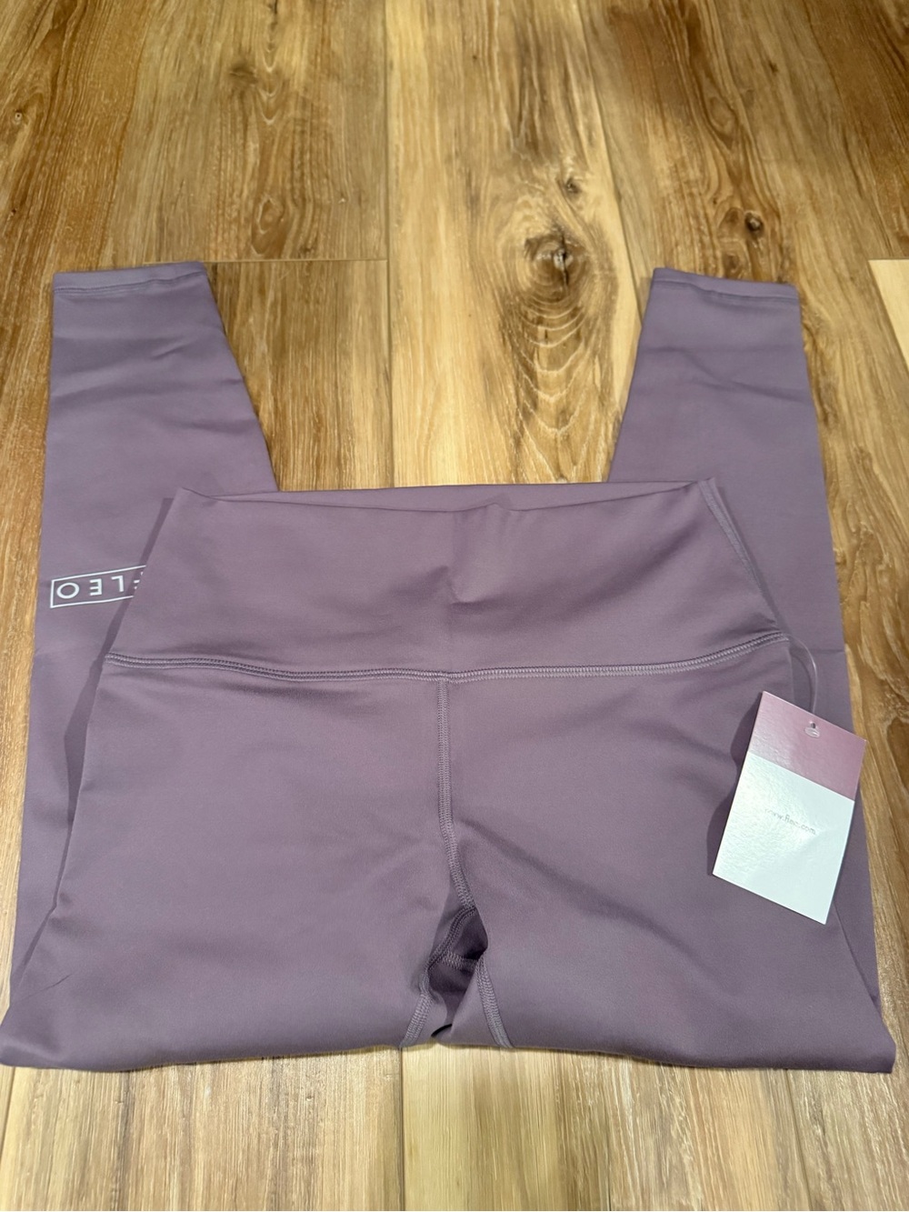 NWT - FLEO El Toro 25” High-Waist Active Leggings in Mauve